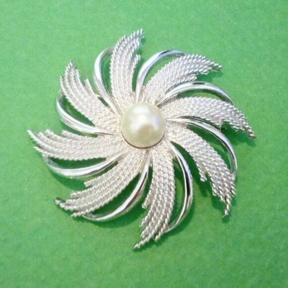 Vintage Sarah Coventry Pinwheel Silvertone Faux Pearl Brooch 1962 - Picture 1 of 6